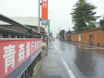 右側の煉瓦塀が『斜陽館』です