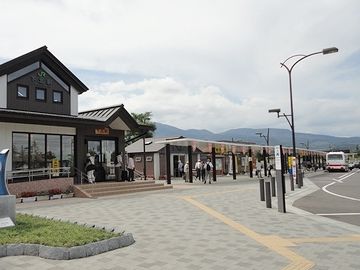 上屋がかかってるところがバス乗り場