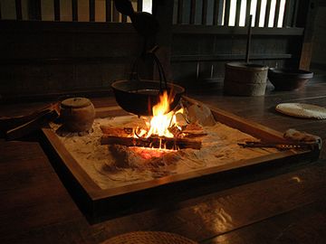 室内の囲炉裏の上で干されることになった