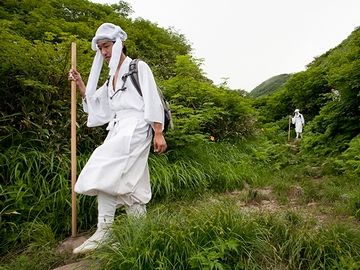 白い杖付いて、鈴を鳴らしながら、険しい山道を登っていくってイメージ
