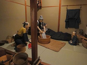 こちらは、長屋でのお産の様子