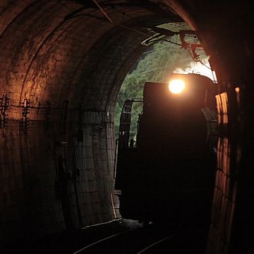 トンネルに入るたび、そこらじゅうでバタバタと窓閉めの騒ぎがあったりして……