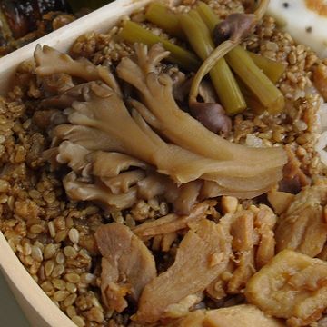 脳みその代わりに、“わっぱ飯”が詰まってるから