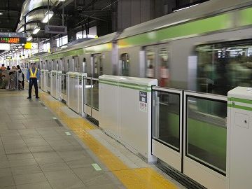 東京のホームは混むので、ホームドアが無いと、黄色い線の内側を歩く人がいて危険なんでしょうね