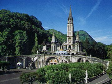 ルルドの洞窟はカトリックの聖地となり、大聖堂が建てられた