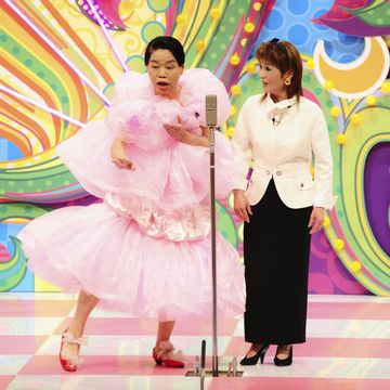 何で、建物の前であなたと漫才してなきゃならないの