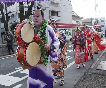 幟旗を立て、大名行列かチンドン屋みたいな格好で練り歩いて来たそうです