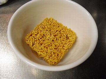 1個30g。通常のインスタントラーメンは、90gです。