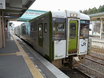 ほかに、電車を待ってる客、いませんがな