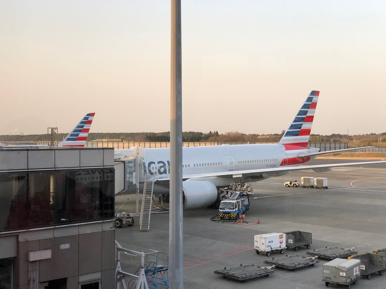 アメリカン航空（成田⇒アメリカ・ダラス）エコノミー搭乗レビュー。機内食、座席など紹介！#B777-200