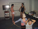 こっちでしばられ、あっちで鞭打たれ