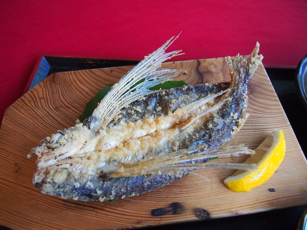 屋久島名物 トビウオの唐揚げ は一匹まるまる揚がってた 東京別視点ガイド