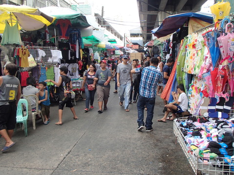 スーパーマーケットと隣接する低所得層の市場―フィリピン・マニラ/バクララン市場
