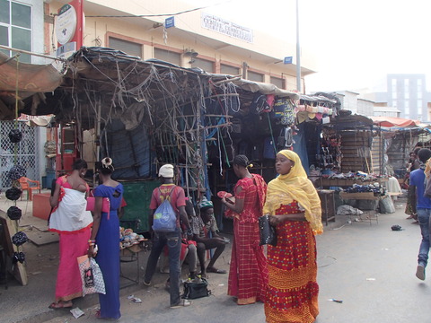ムリッド教団の聖地にある市場とバオバブの木―セネガル・トゥーバ