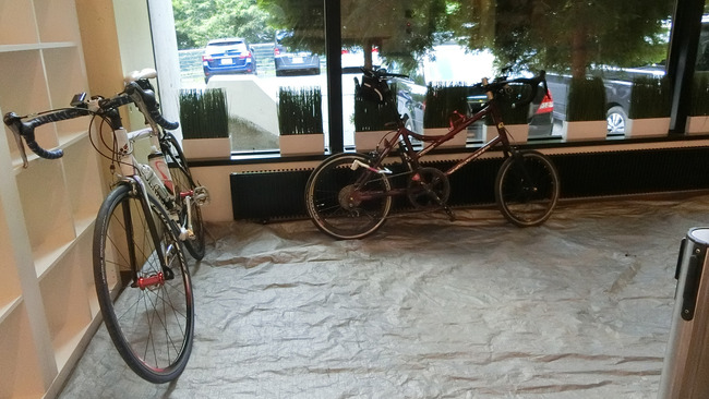 自転車館内に止める