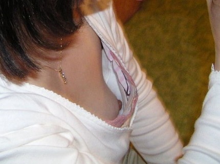 胸チラ　エロ画像 (20)