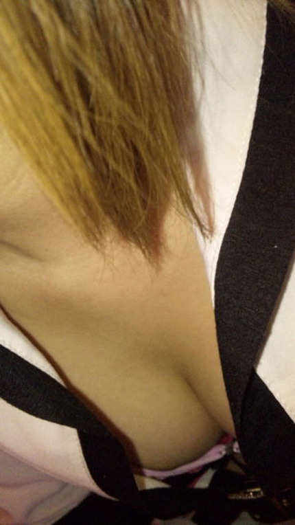 胸チラ　エロ画像 (4)