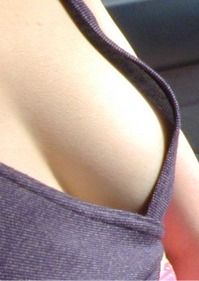 胸チラ　エロ画像 (9)