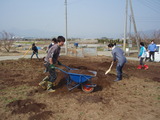 堆肥まき作業P3100007