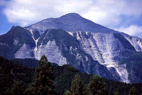 年々変わりゆく秩父の名峰、武甲山 : ［山森☆浪漫］