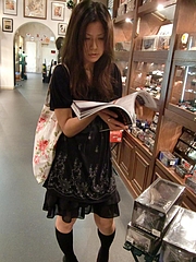 立ち読み彼女さん