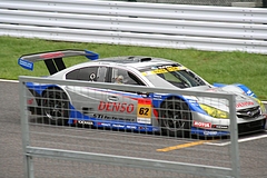 ホームストレートを駆け抜けるR&Dスポーツ レガシィB4