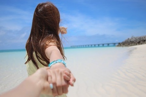 海で手つなぎ