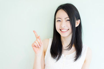 黒髪笑顔女の子