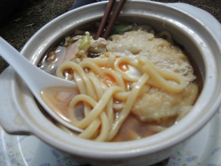 鍋割山山頂で鍋割山荘の鍋焼きうどんを食らう