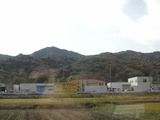 09車窓には色付いた山