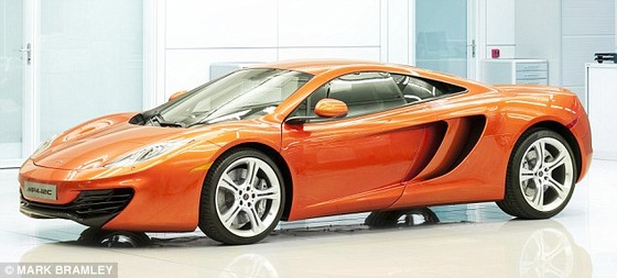 マクラーレン・スーパーカー・ファクトリー:完成したMP4-12Cスーパーカー。検査室ではコンセントや送気管のほか、標準としてコンピュータ接続も用意されている。