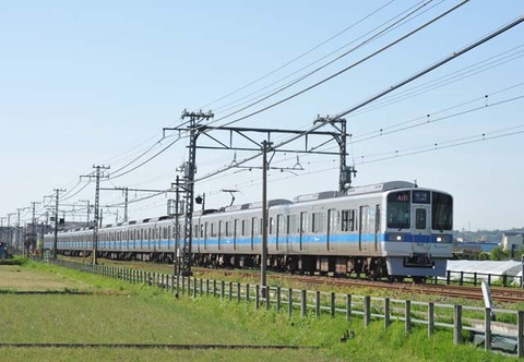 垣間見た小田急電鉄の帯色変更と前照燈LED化事情 : モデラーな