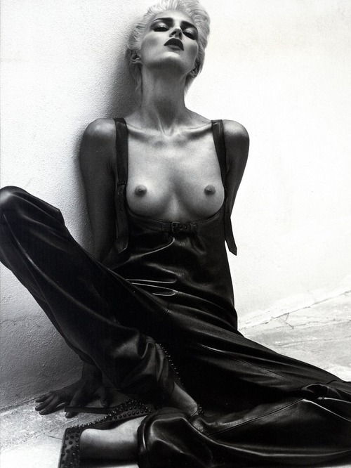Anja Rubik - France Vogue Oct 2011 (1)