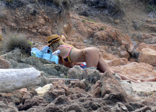 Heidi Klum - at a beach in Sardinia (8)