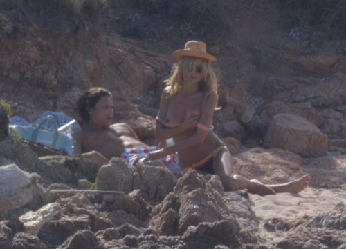 Heidi Klum - at a beach in Sardinia (4)