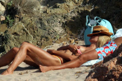Heidi Klum topless at a beach in Italy (1)