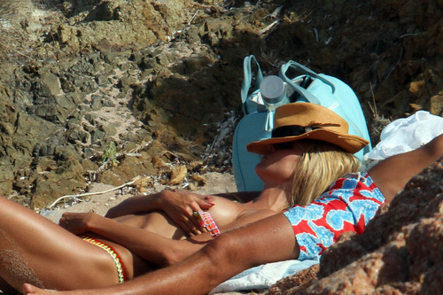 Heidi Klum topless at a beach in Italy (6)