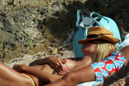 Heidi Klum topless at a beach in Italy (4)