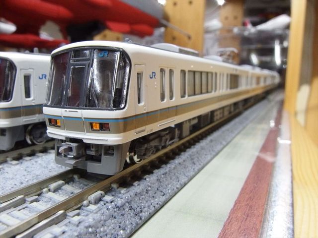 今週の一両 KATO 221系 旧製品 : クローゼットの中の鉄道模型 今週の一両 KATO 221系 旧製品 : クローゼットの中の鉄道模型