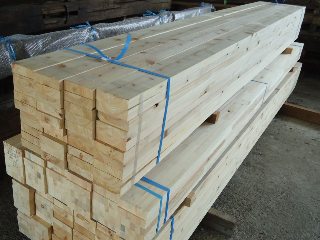 木材加工・コンパネ加工の日々思うこと:桧（ソリッド） と レッドウッド（集成） の間柱
