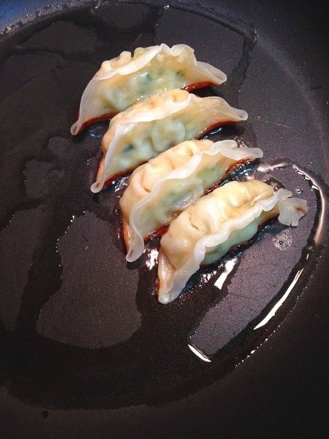 冷凍餃子を焼く