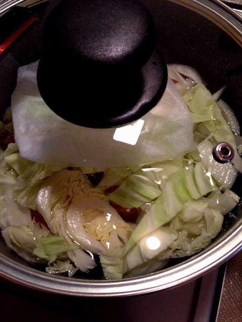 野菜スープはふた付きの鍋で煮込む