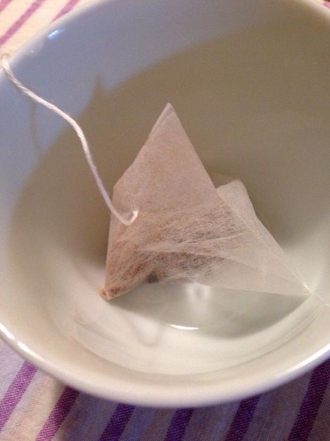 黒豆茶のティーバッグを熱湯に浸す