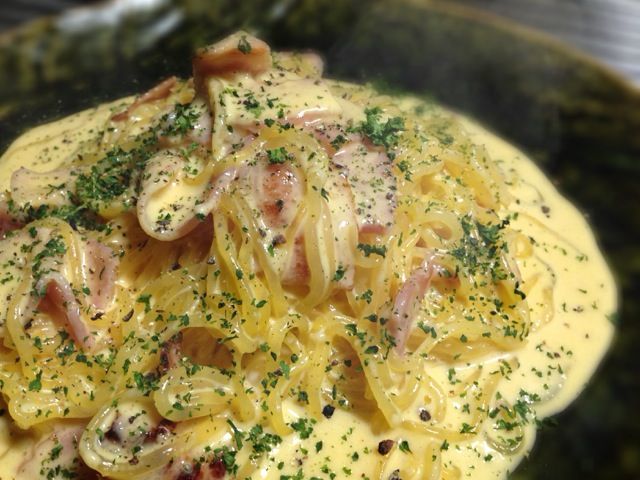 普通のパスタと違い、ソースを吸収しないのと、 炒っても炒ってもこんにゃく麺から水分がでるので、 若干カルボナーラソースがサラッとした感じになってます。