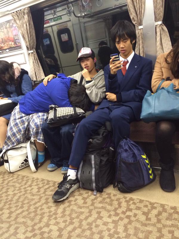 地下鉄で周りを気にせずに異常なほどイチャつくカップルが話題に　膝枕やキスや更には手マンまで [無断転載禁止]©2ch.net	->画像>13枚 