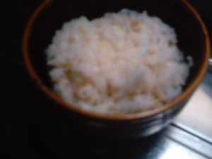 見えにくいけど(すみません)雑穀米入りのゴハンです。