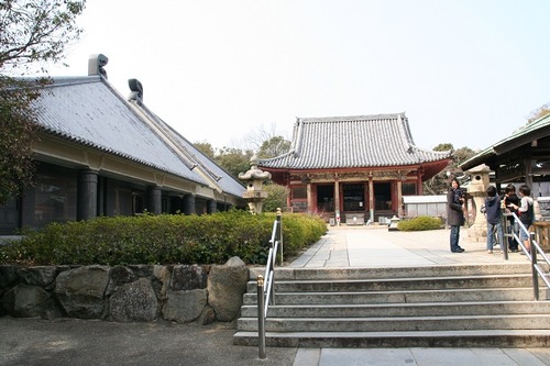 IMG_0438 正面が本堂 左手は宝物館