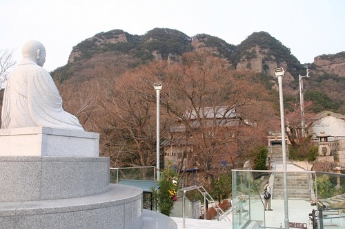 IMG_0597 五剣山 右端の山は地震で崩れたのだそうな