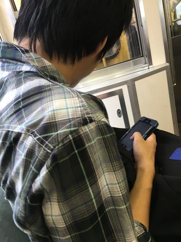 カメラを嫌がる幹事長