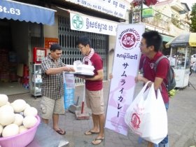 自分たちで考えて、自分たちで路上でカレーパンを売る!爆速で!